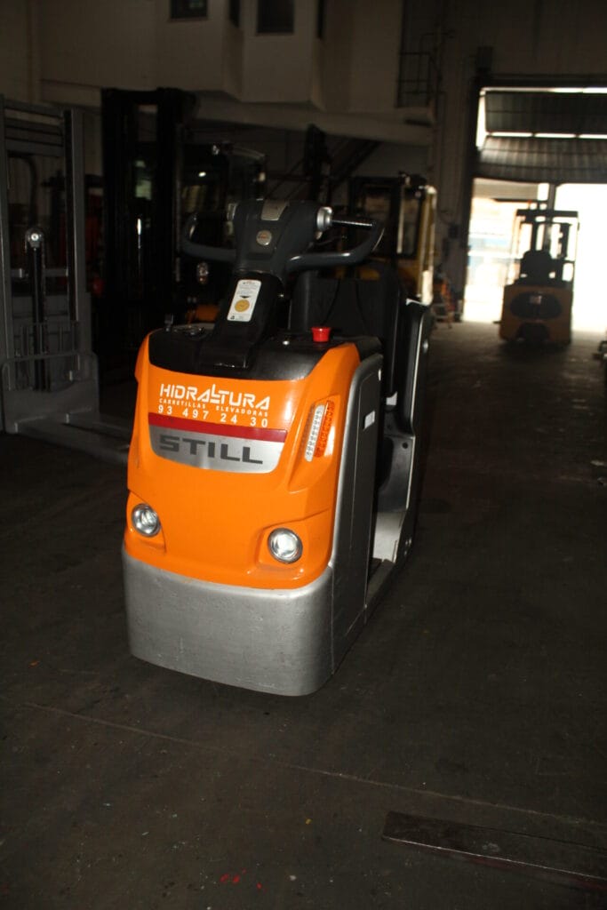 Tractor elÃ©ctrico de uso industrial ideal para transporte de cargas en almacenes y espacios logÃ­sticos.